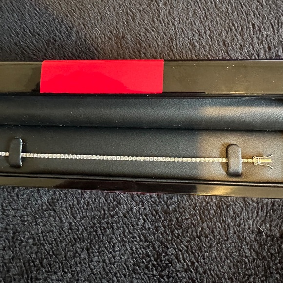 2 Prong 3CT, 18KTW 7" Diamond Tennis Bracelet like new! Jason of Beverly Hills. - Picture 4 of 8